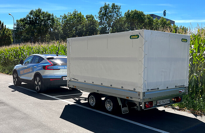 Anhänger Unsinn der Neue Fahrschule Lenzburg Heckansicht
