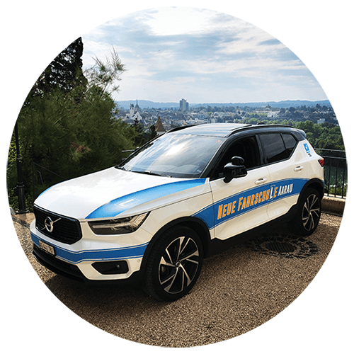 dreiviertel Ansicht auf Volvo der Neue Fahrschule mit Panorama auf Aarau