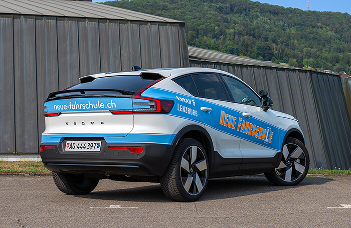 Volvo C40 der Neue Fahrschule Lenzburg Heckansicht