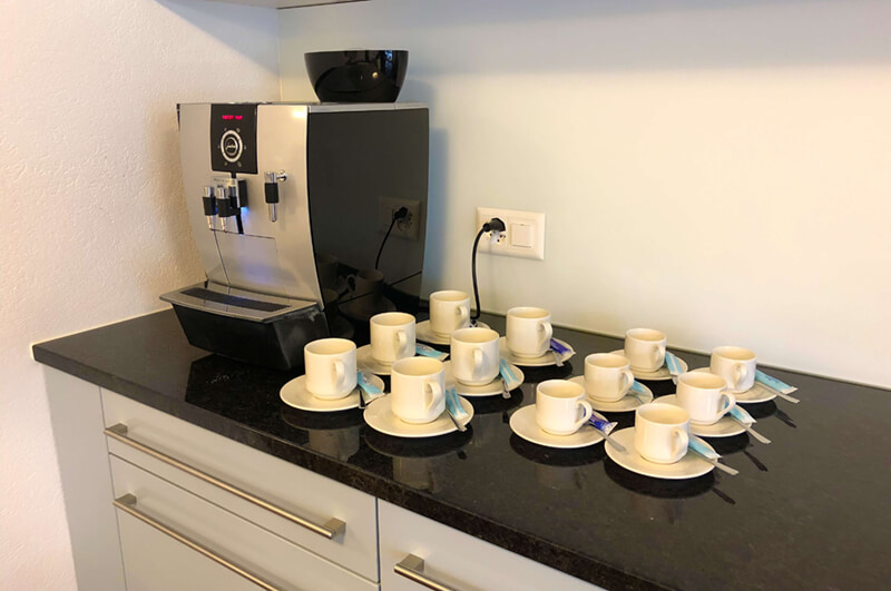 Kaffemaschine mit Kaffetassen auf Tresen
